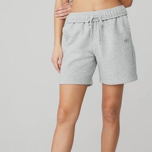 ALO YOGA Accolade Sweat Short in Athletic Heather Grey